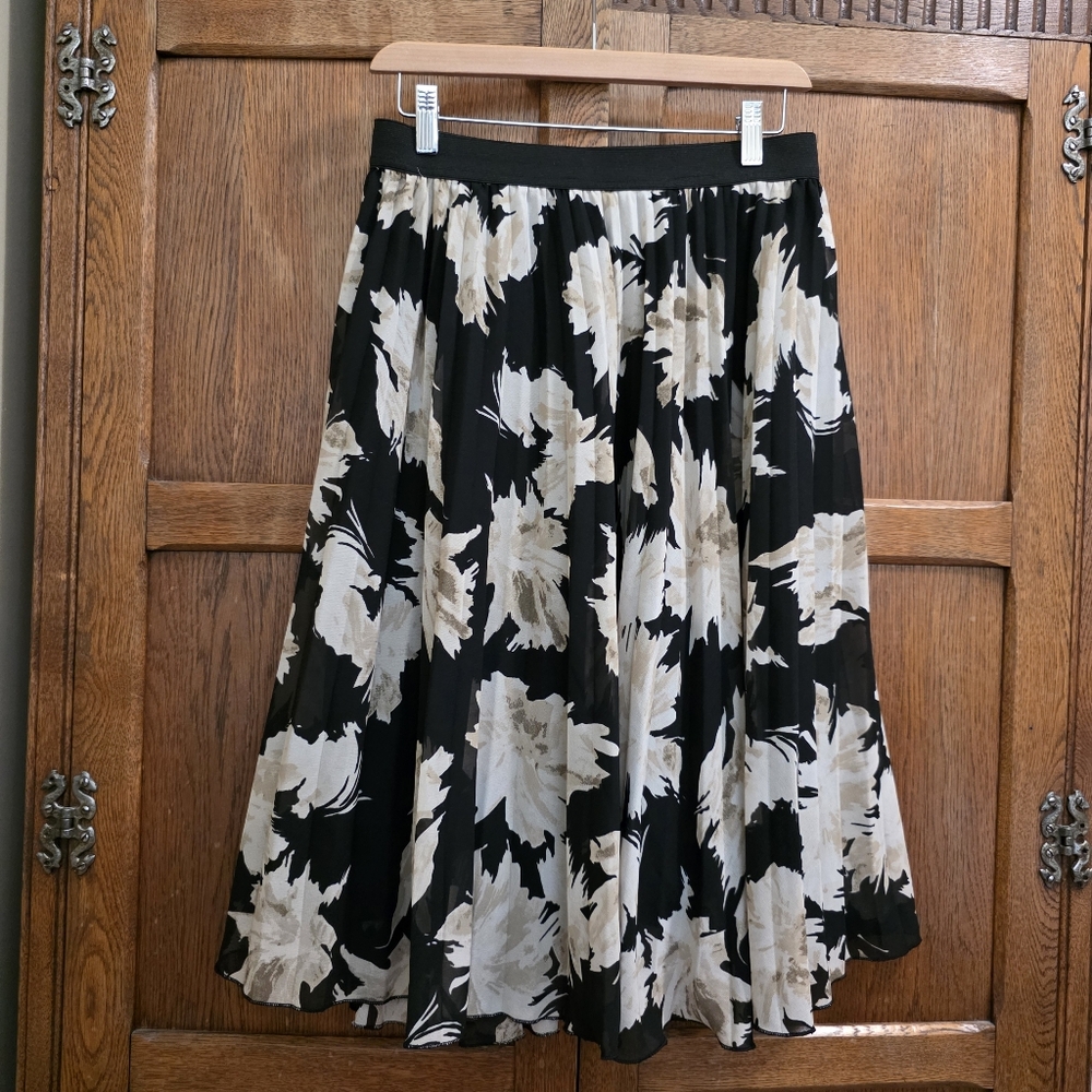 MADISON & MERCER | Black & Cream Pleated Midi Skirt - Medium - Picture 3 of 7